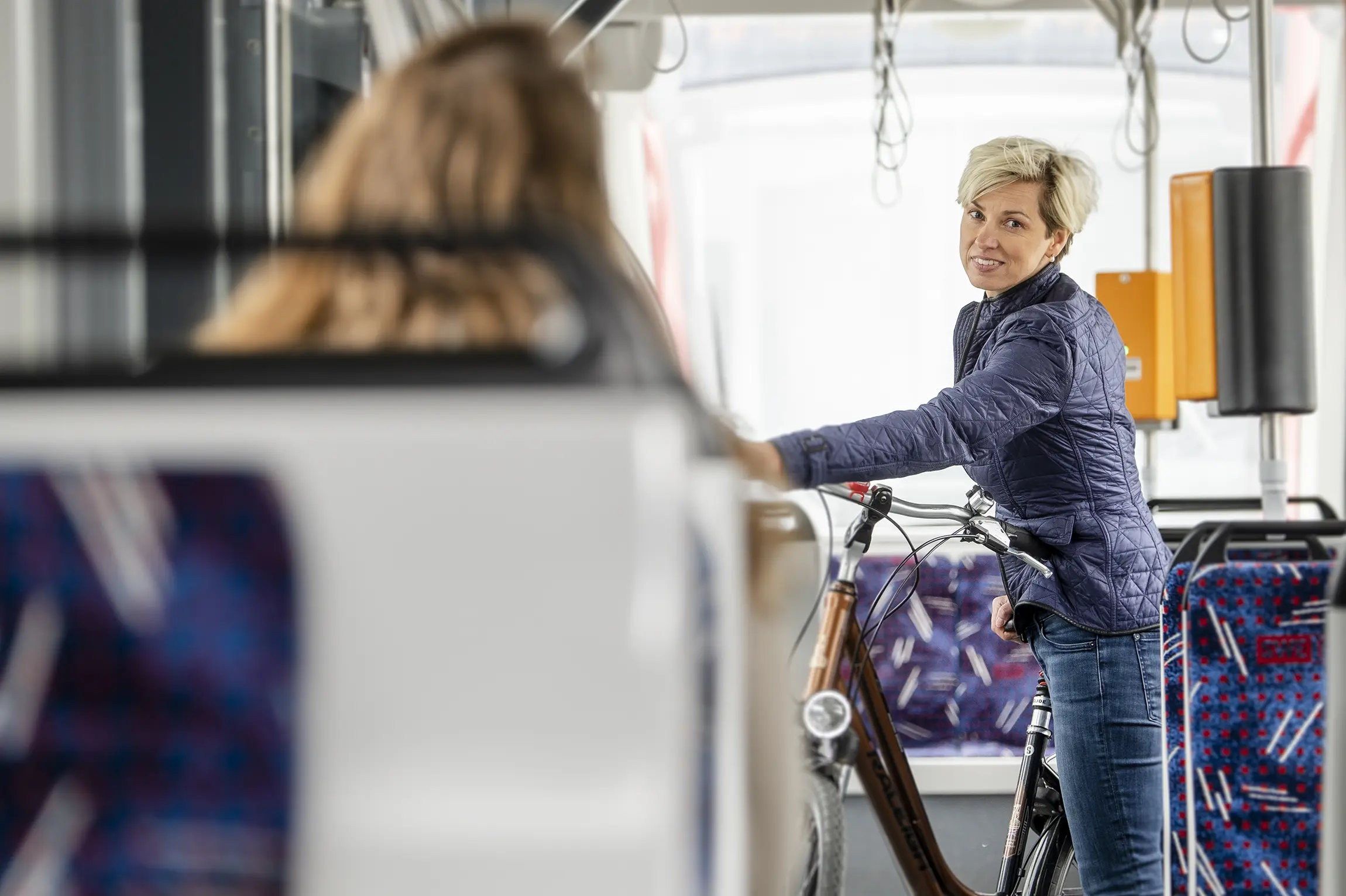 Dr. Cornelia Klisch in der Straßenbahn